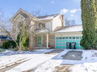 1619 Hillside Ln, Rochester Hills, MI 48307