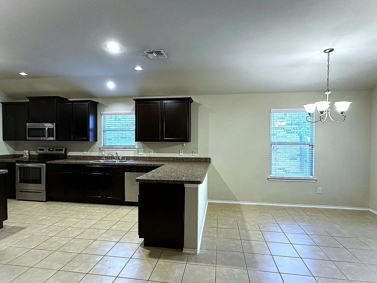 4 bed, 1645 sqft, $1,900 — Photo 3