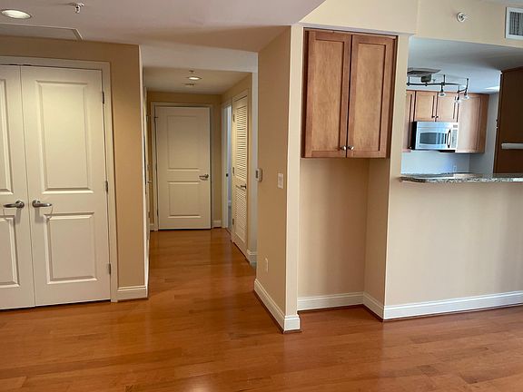 4th image of 1020 N Highland St Unit 313
