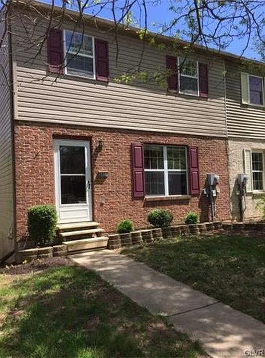 3 bed, 1.5 bath, 1364 sqft, $2,350 — Photo 1