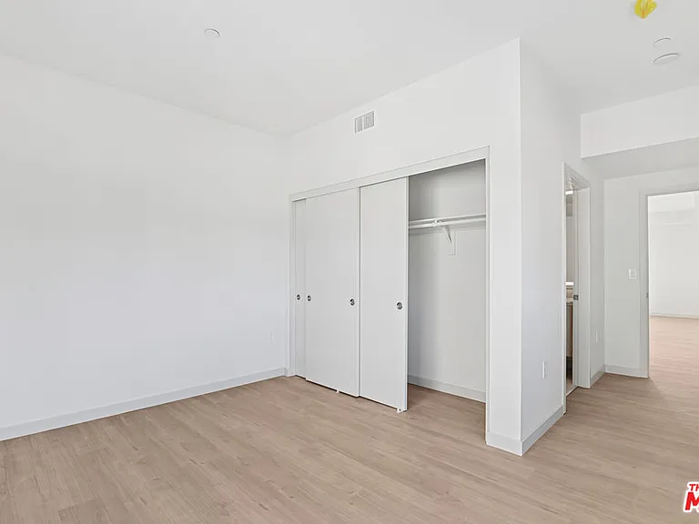 2521 S Orange Dr — Photo 8