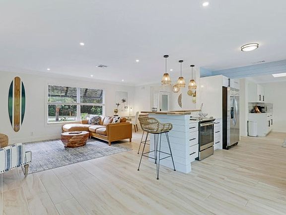 5th image of 9 W Riverside Dr