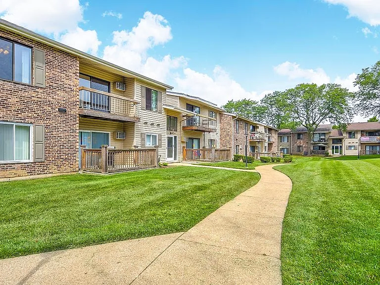Emerald Court Apartments — Photo 43