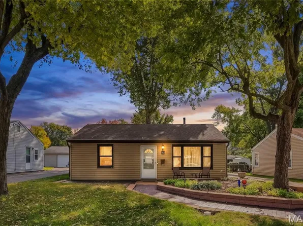 27 McNulty Dr, Florissant, MO 63031
