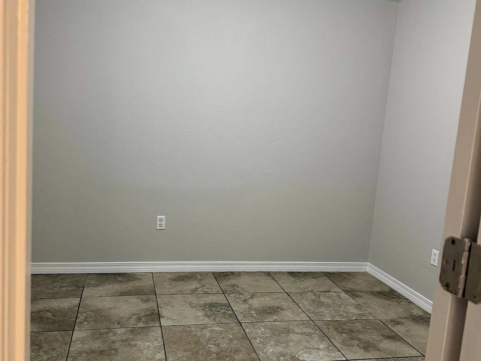 98 Russell Boulevard - 1 — Photo 2