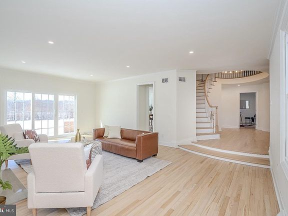 5th image of 150 Windsor Rd