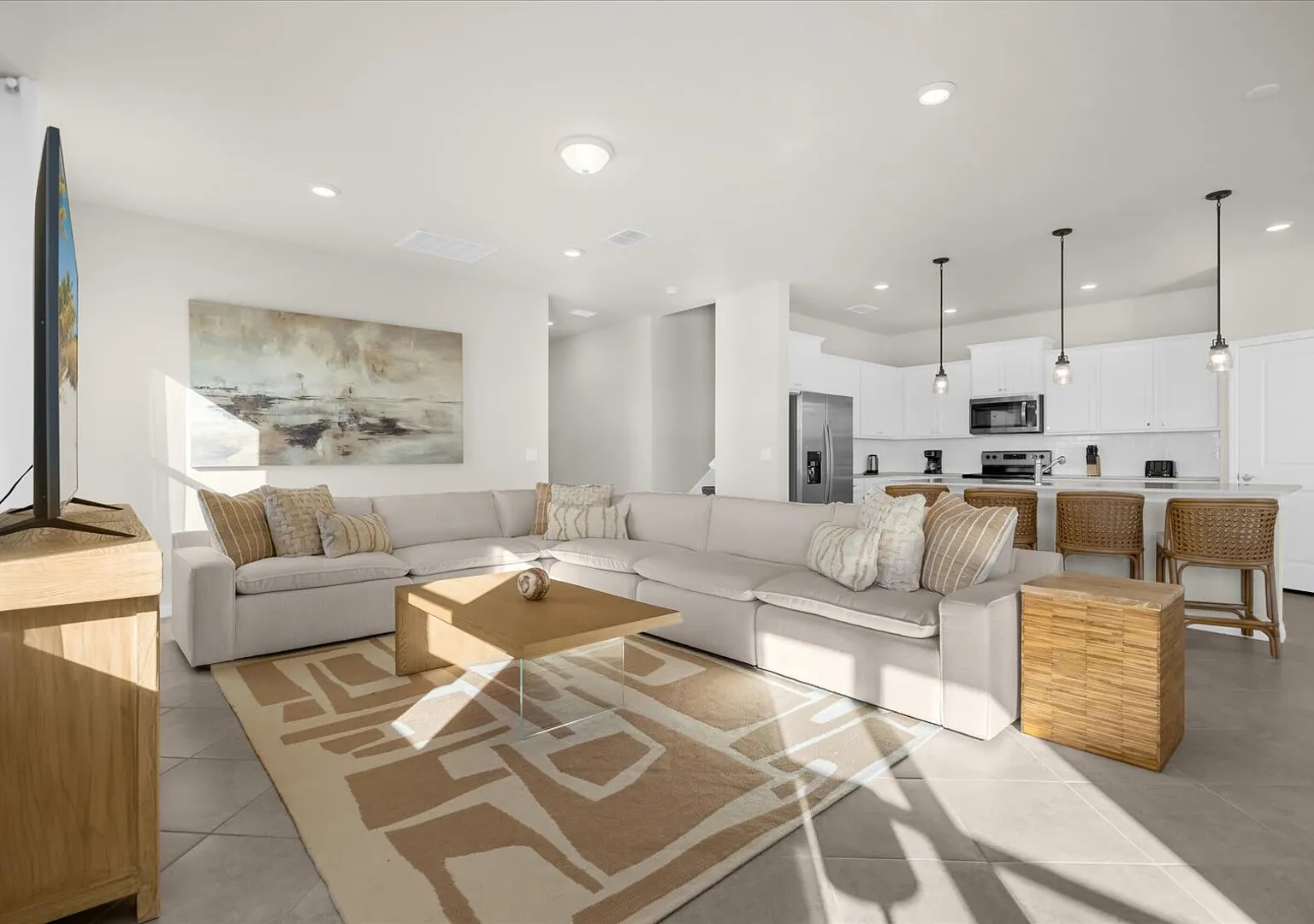 Elegant 6BR Home Perfect for Families — Photo 1