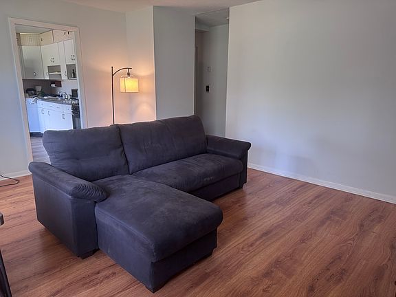 3rd image of 103 S Bartlett Rd Room 1