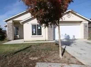 583 Oak St, Parlier, CA 93648