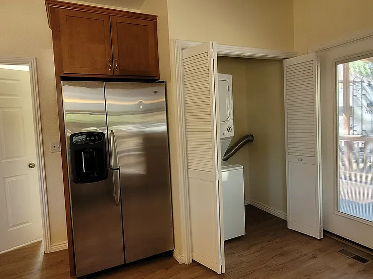 Large side-by-side freezer/fridge