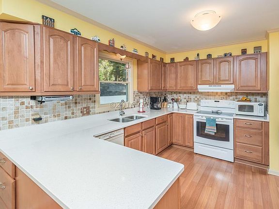 5th image of 31854 York Dr