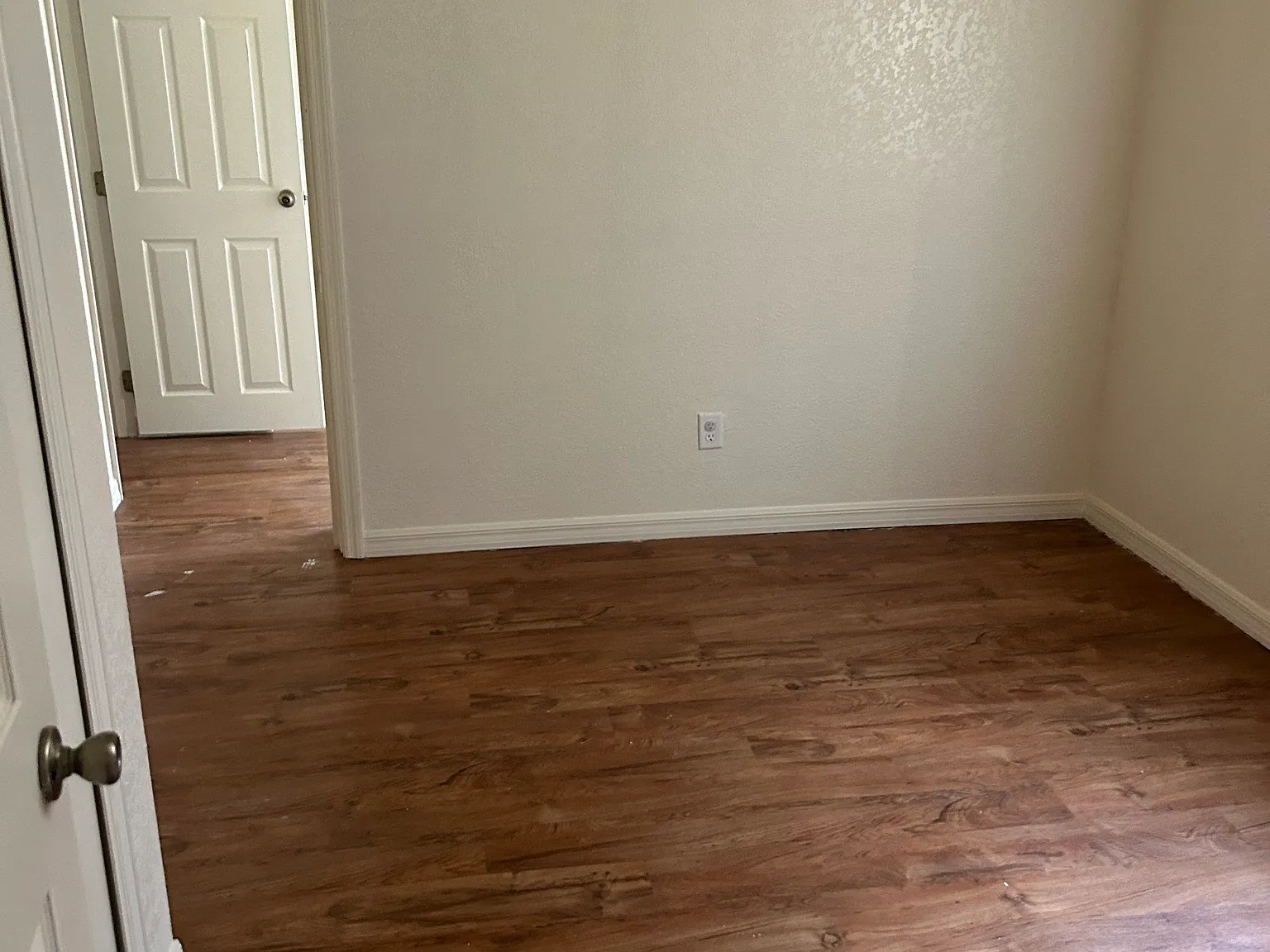 3 bed, 800 sqft, $850 — Photo 2