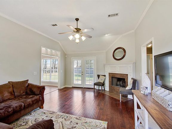 3rd image of 221 Bedford Dr