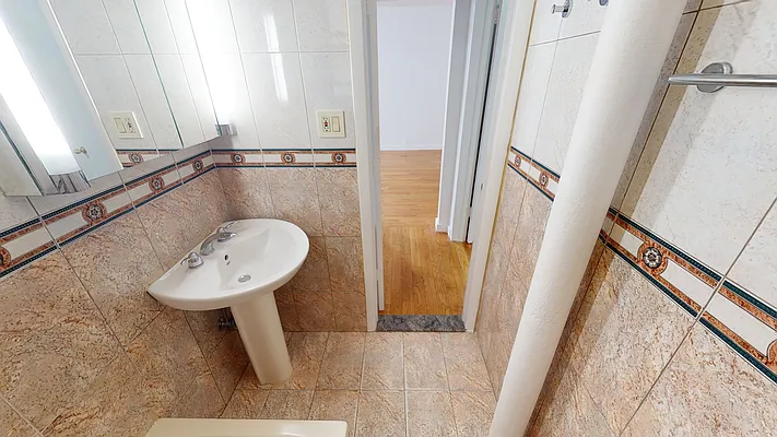 Sold by Thomas Lipovetsky, LREB | media 52