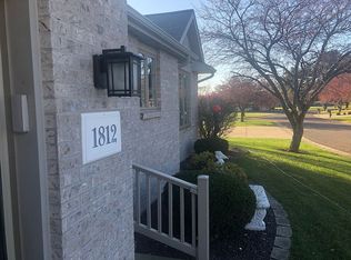 1812 Golfview Ln, Pekin, IL 61554