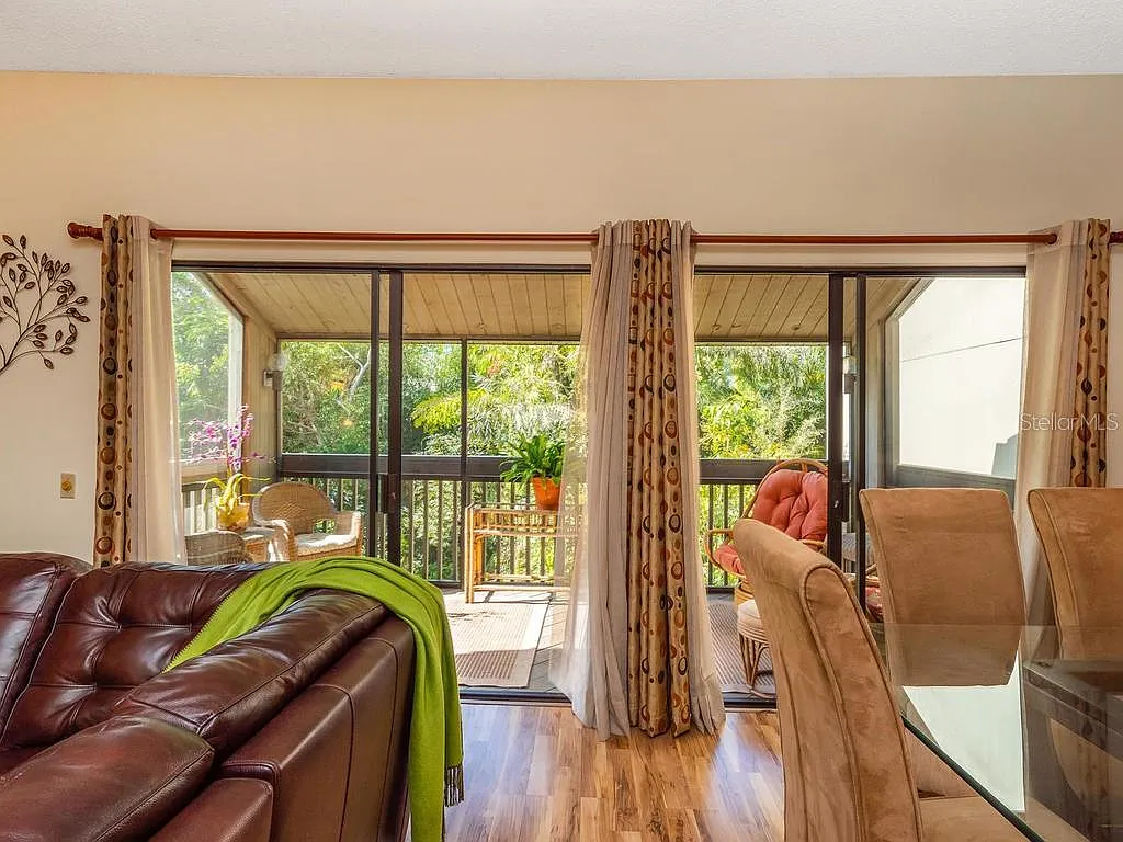 236 Woodland Dr — Photo 2