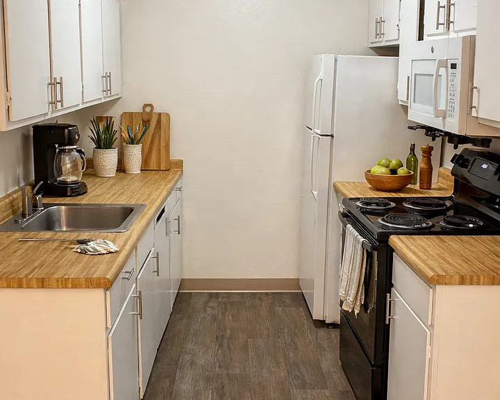 15015 Shoreline Apartments — Photo 7