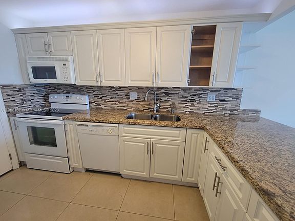 5th image of 1000 NE 191st St #22