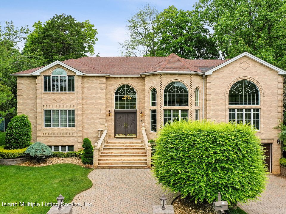 1st image of 11 Cromwell Cir