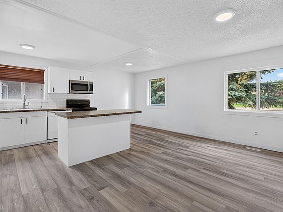 3rd image of 27 Kiniski Cres NW