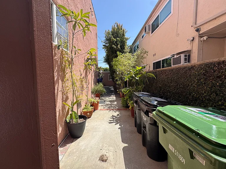 1110 1/2 S Wooster St — Photo 13