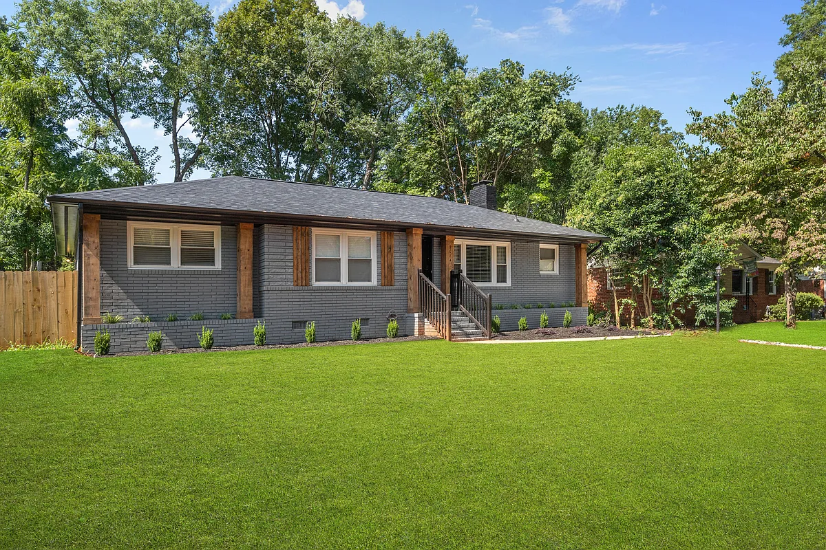 Building Photo - 2014 Sandhurst Dr