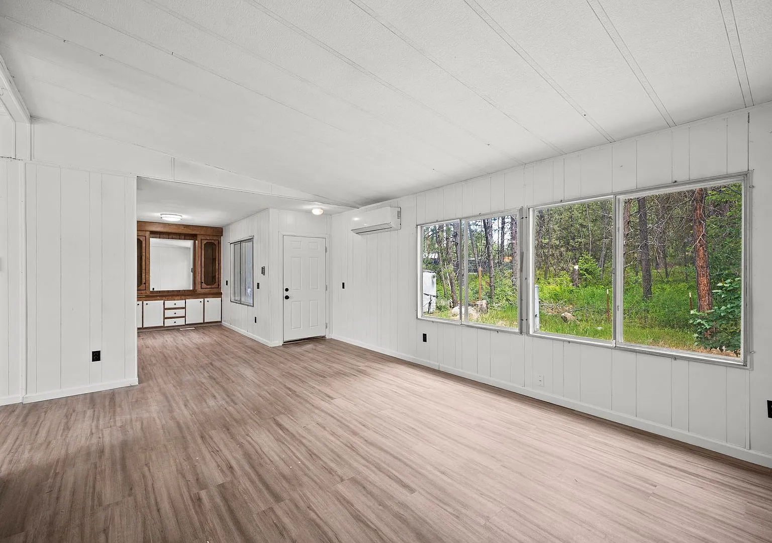 Single Level Springdale Home — Photo 4