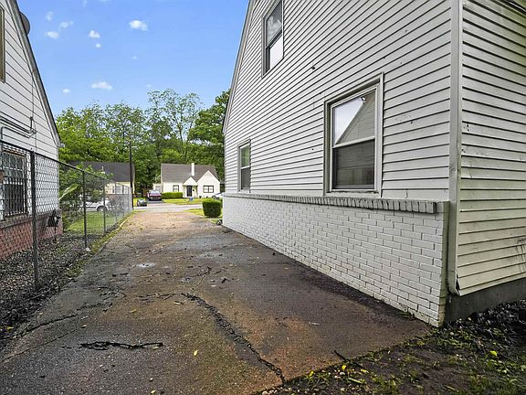 2nd image of 1300 Tyne St