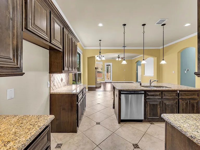 1721 Medina Ln — Photo 15
