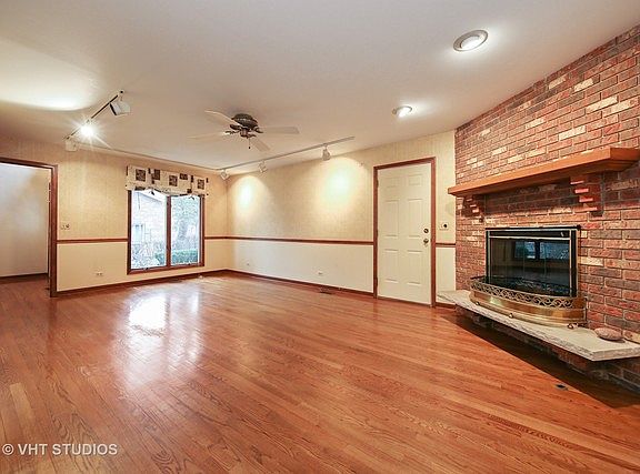 3rd image of 818 Saddlewood Dr