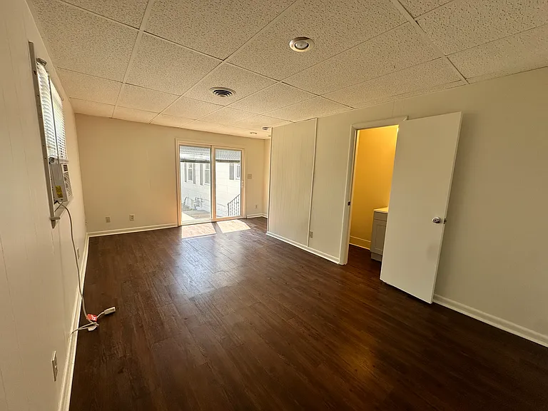 7315 Maple St — Photo 12