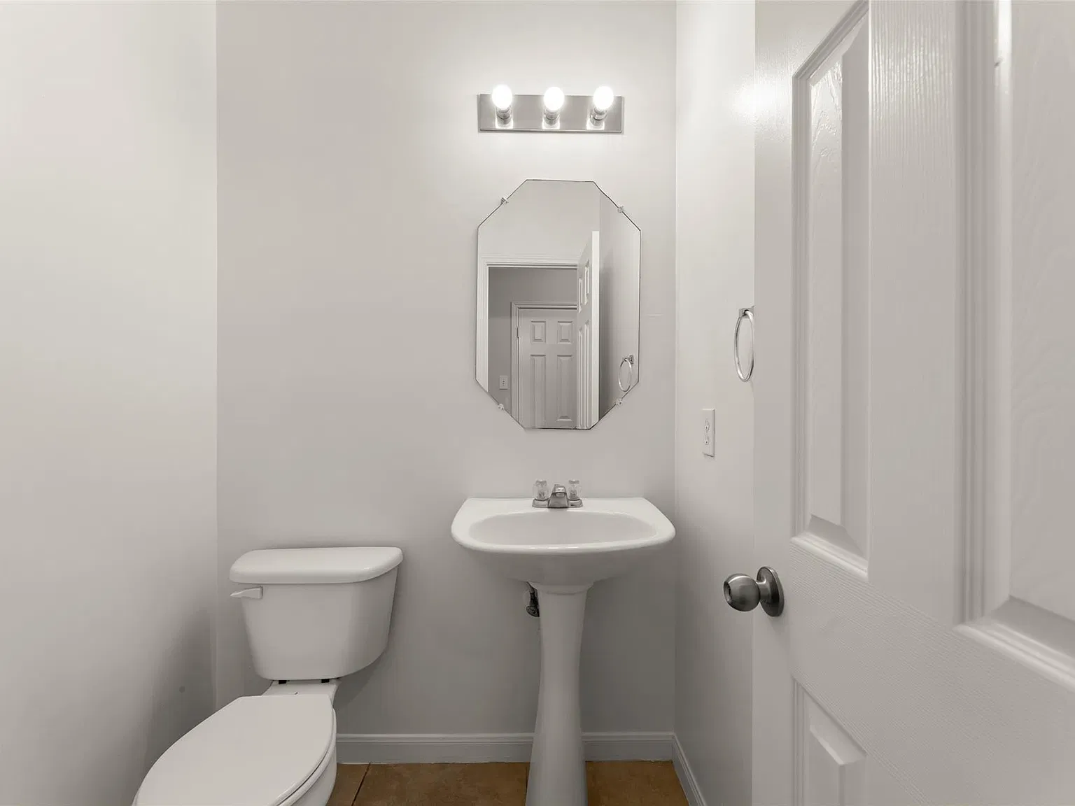 3 bed, 2.5 bath, 2050 sqft, $2,100 — Photo 4