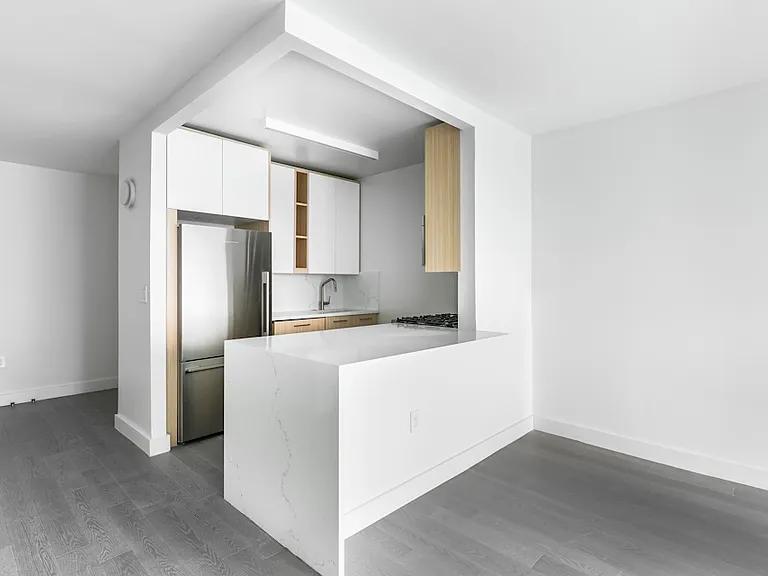 101 W End Ave #8T — Photo 3