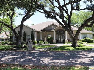 402 Leisure Ln, Victoria, TX 77904