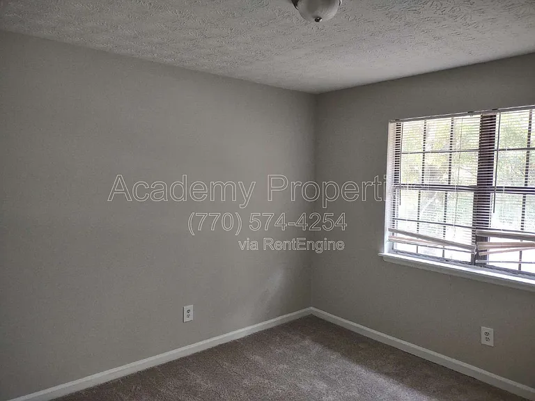 130 Meadowbrook Ct #B — Photo 3