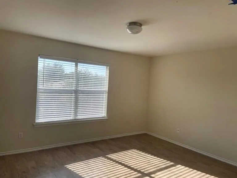 2105 Fall Creek Dr — Photo 8