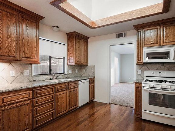 4th image of 2601 N Douty St