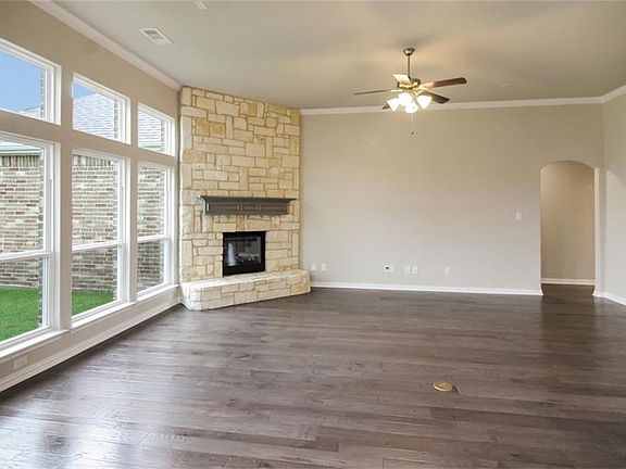 4th image of 557 Southwestern Dr