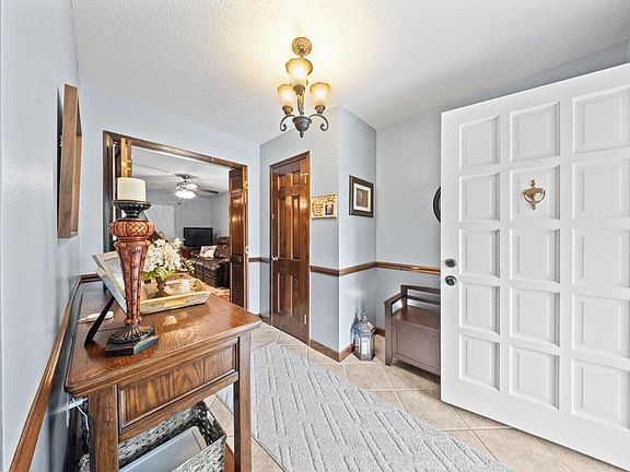 4th image of 2902 Camellia Dr