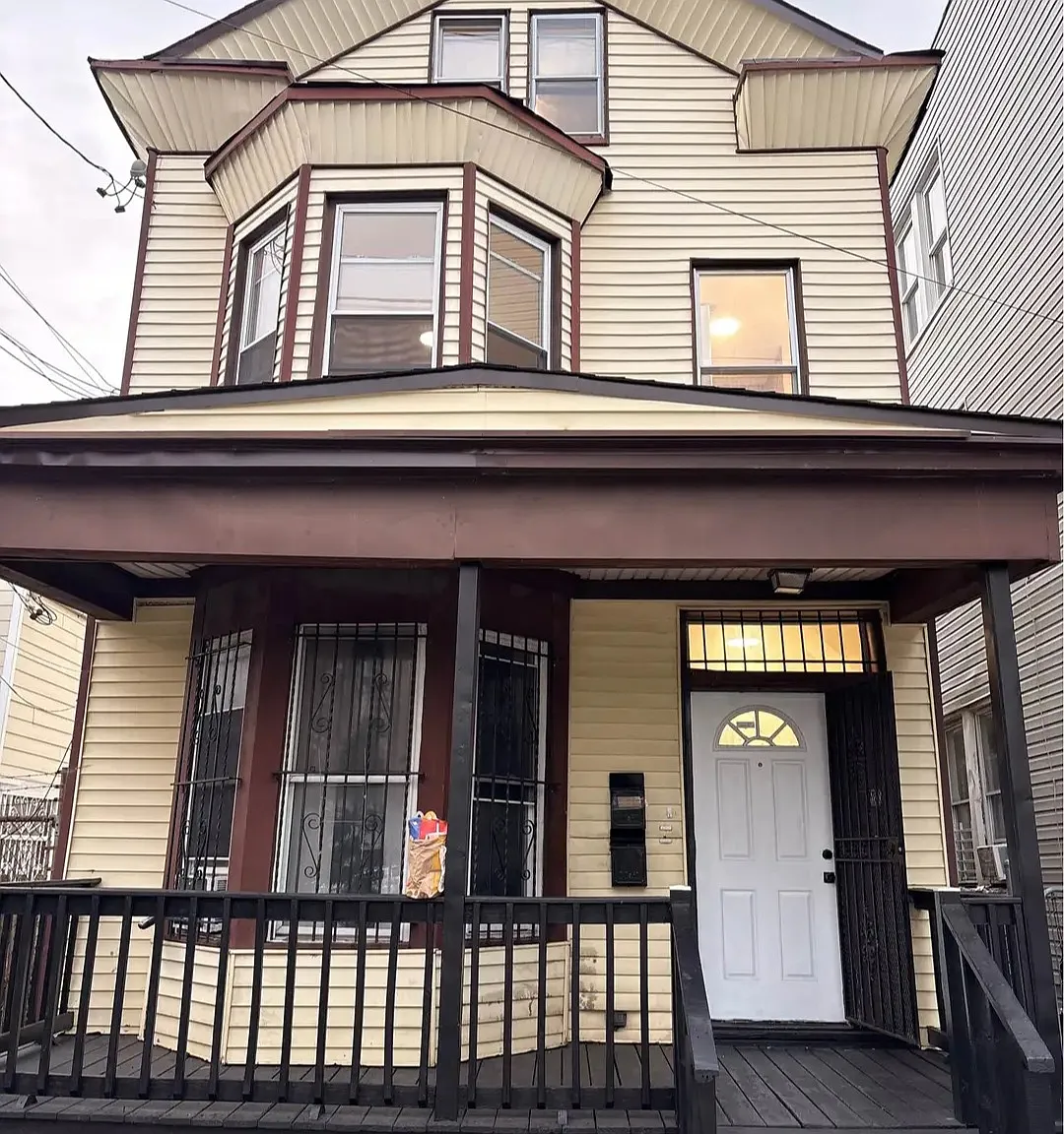 4 bed, $2,750 — Photo 1