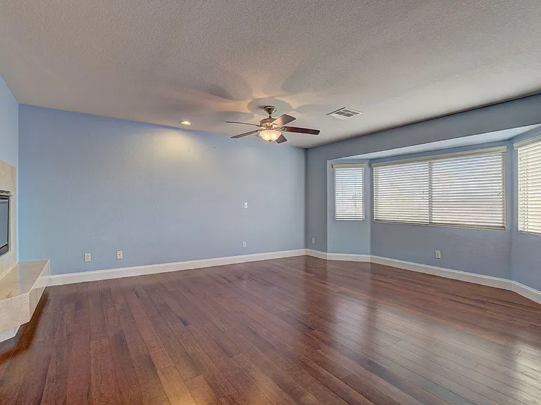 3920 Larkcrest St — Photo 14