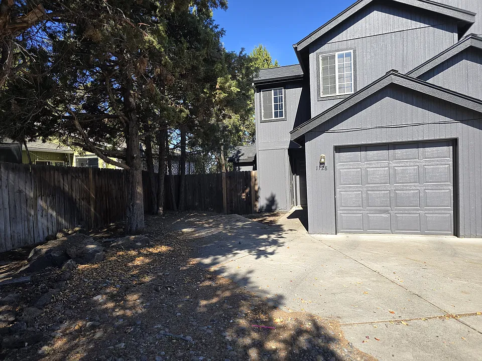 1128 NE Hidden Valley Dr