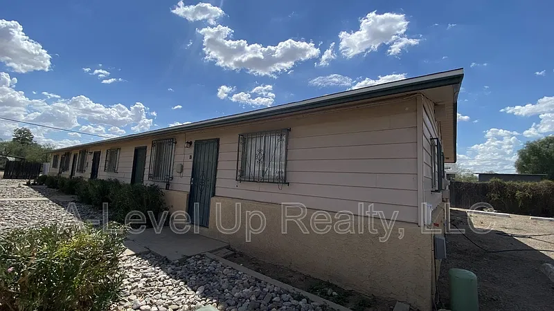 2 bed, 1.0 bath, 900 sqft, $1,050 — Photo 2