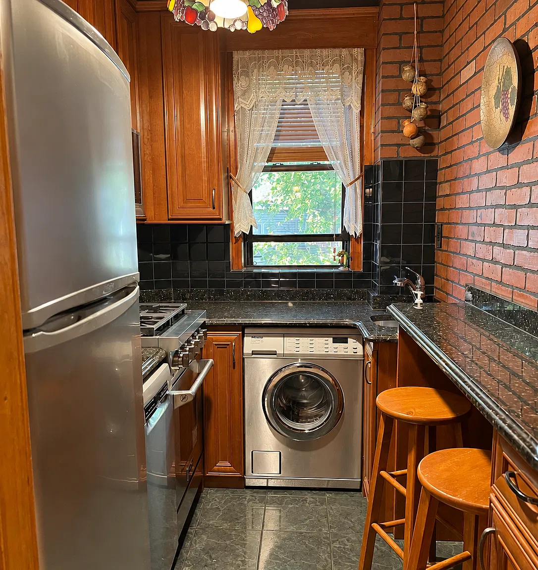 69 Quint Ave — Photo 1