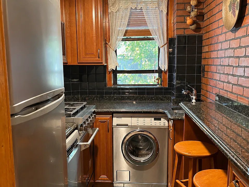 69 Quint Ave #18