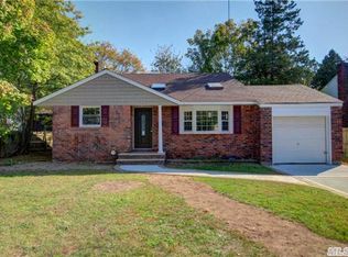 1640 Oswego St, East Meadow, NY 11554
