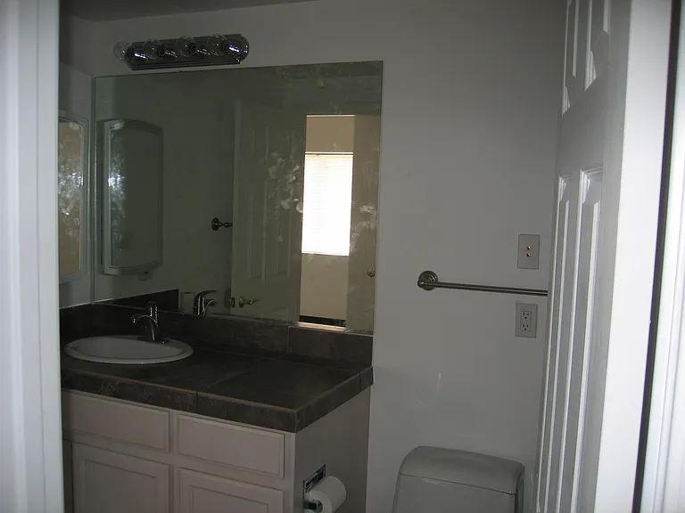 914 E Hedrick Dr — Photo 16