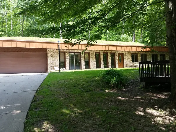 1980 Kieffer Dr, Farrell, PA 16121