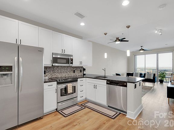 4th image of 333 W Trade St Unit 1902