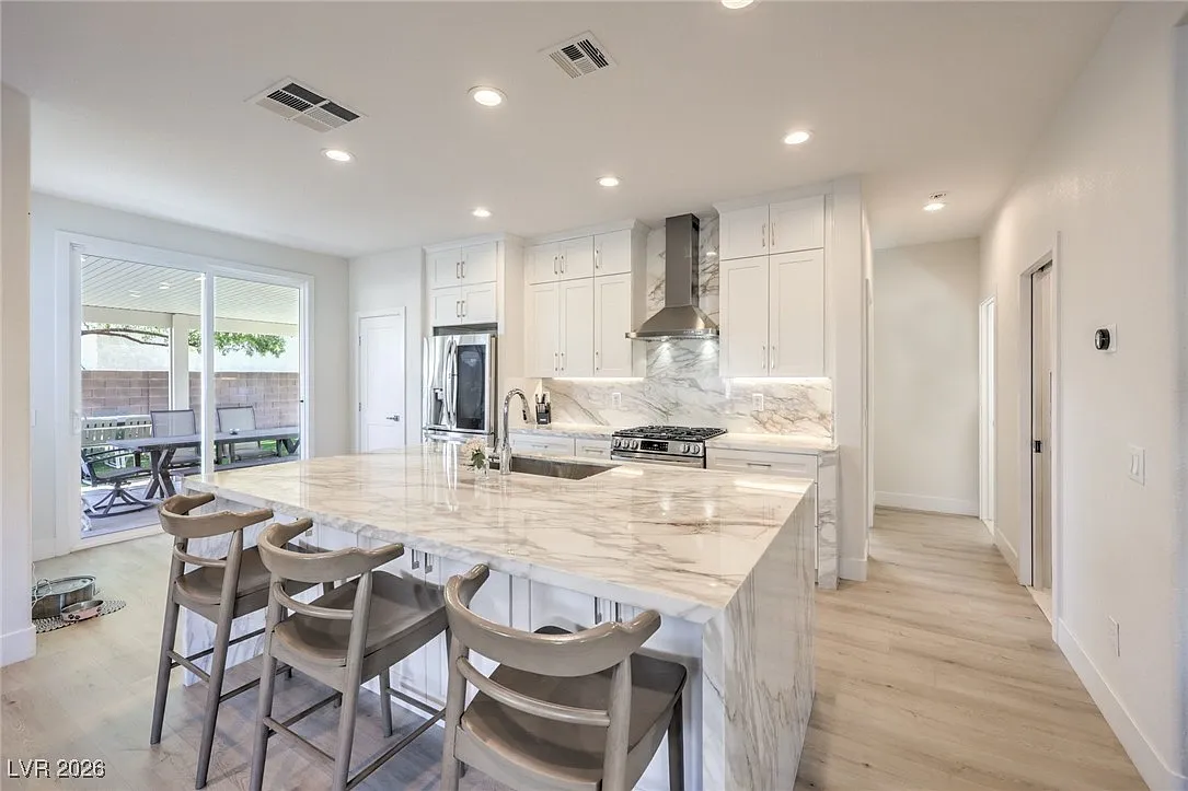 4 bed, 3.0 bath, 2450 sqft, $4,400 — Photo 1